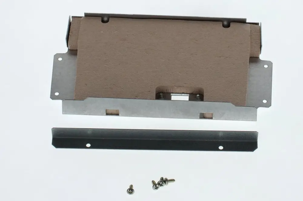 Bosch Vorderwand, bestehend aus einer metallischen Grundplatte mit einer oberen Abdeckung aus stabilem Material. Eine längliche Metallstrebe und Schrauben liegen separat.